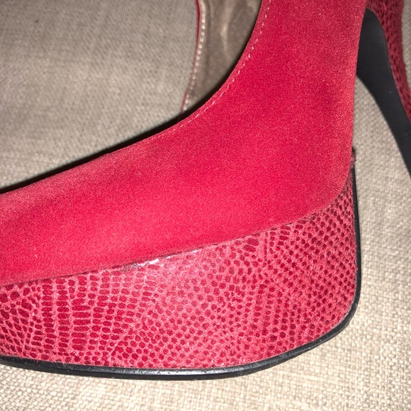 Red platforms - Picture 2 of 3